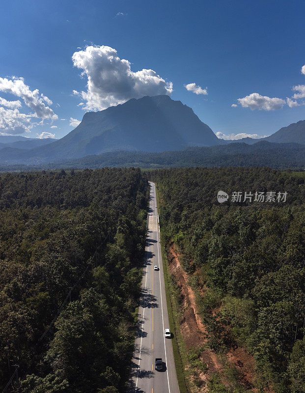 在泰国清莱省的Doi Luang Chiang Dao，日出时美丽的空中景观。